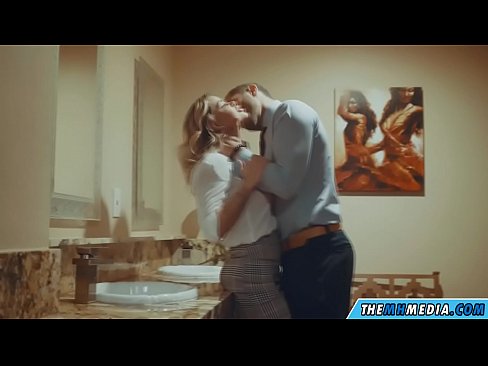 ❤️ Wakati blonde mwenye busty anakutongoza kwenye choo cha umma Ngono ❤